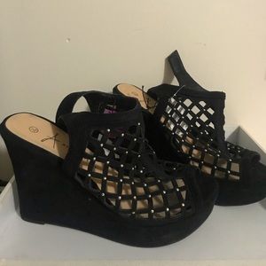 Black wedges